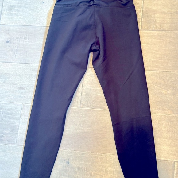 Zobha flattering and comfortable crossover waistband leggings - Picture 2 of 4